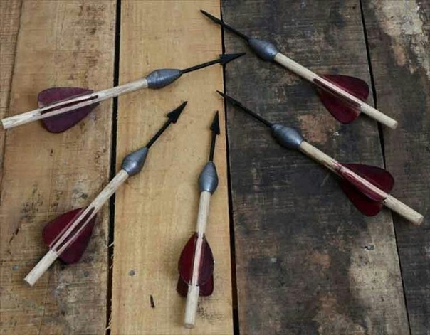 перья специально расположены с отступом, т.к. бросать плюмбаты надо было, держась за её конец