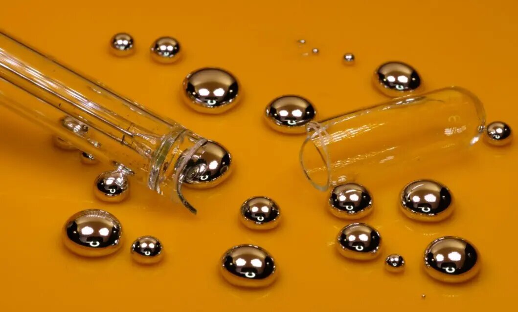 Почему ртуть жидкая?